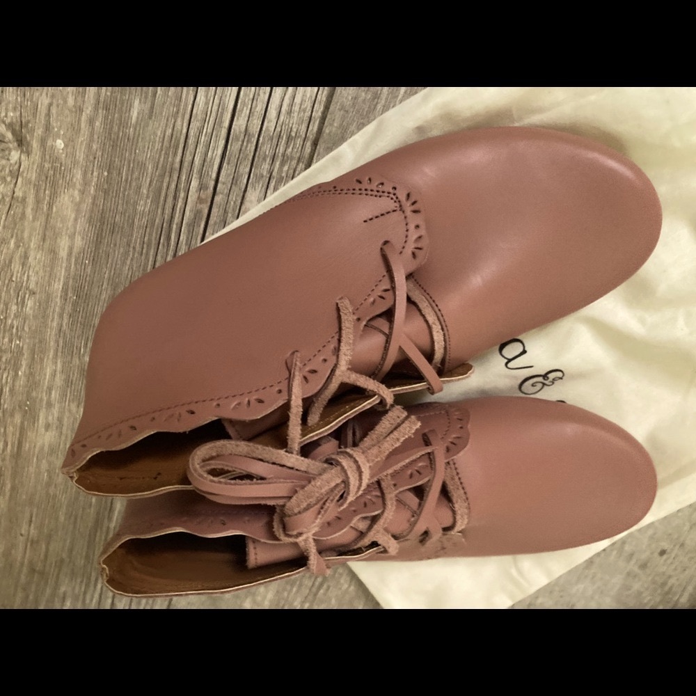 Adelisa and co primavera boots